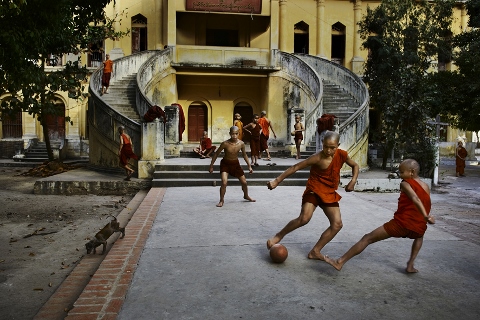 Steve McCurry - Football & Icons